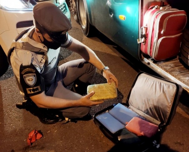 Policiais notam nervosismo em passageiro e localizam mais de 5 quilos de maconha em mala