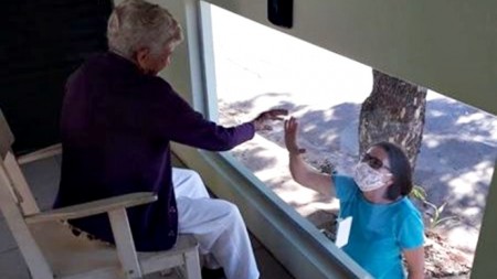 Casa dos Velhos de Tupã inicia nova forma de fazer visitas durante pandemia