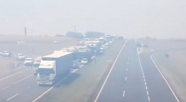 Imagens mostram �rea destru�da por queimada que interditou rodovia no interior de SP