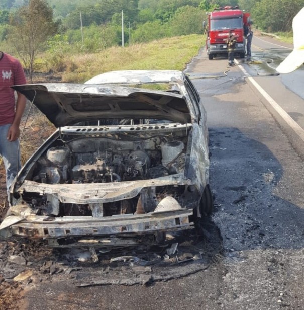 Inc�ndio ap�s pane el�trica deixa carro destru�do �s margens da Rodovia da Integra��o