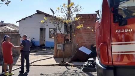 Homem põe fogo na própria casa, no Jardim Bandeirantes em Adamantina