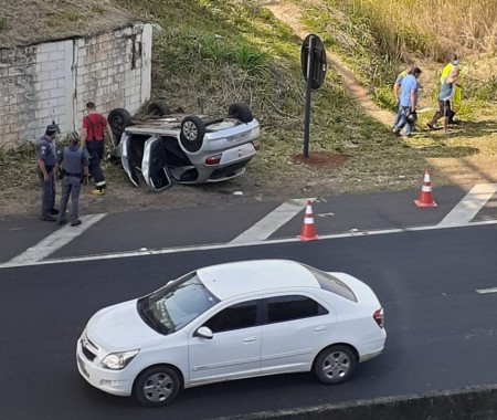 Homem fica ferido após capotar carro na rodovia SP-294