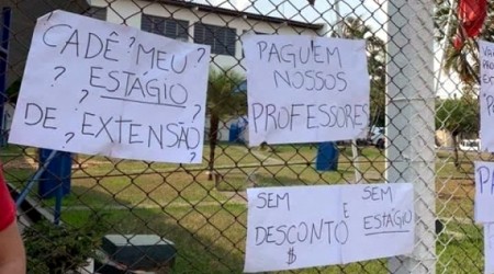 Em buzinaço e com cartazes, estudantes de medicina da UniFAI fazem novo protesto