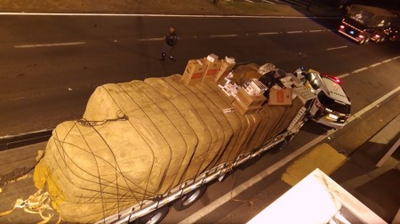 Fiscalização apreende 100 mil maços de cigarros contrabandeados em meio a carga de farinha em Rancharia