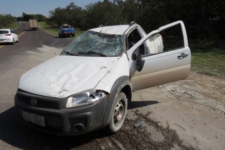 Motorista perde o controle da direção e picape capota na Rodovia Comandante João Ribeiro de Barros