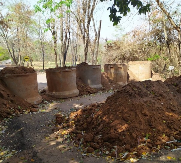 Prefeitura instala barreiras para evitar circulao de veculos perto de cachoeira em Luclia