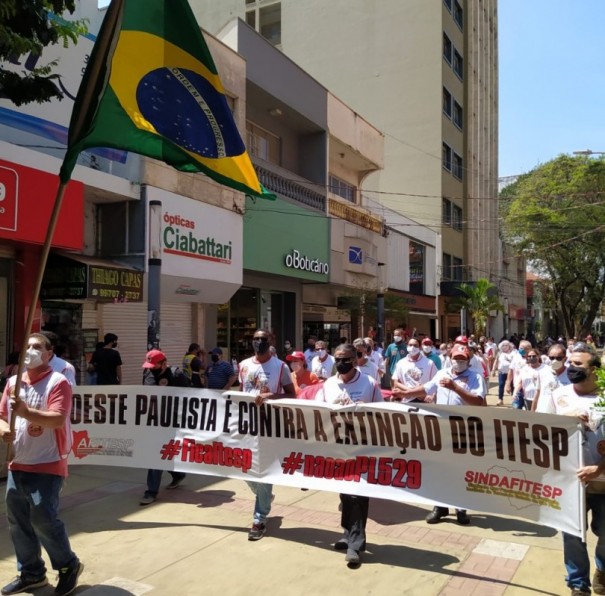 Servidores estaduais protestam contra projeto de lei que extingue rgos como Itesp, CDHU e Sucen