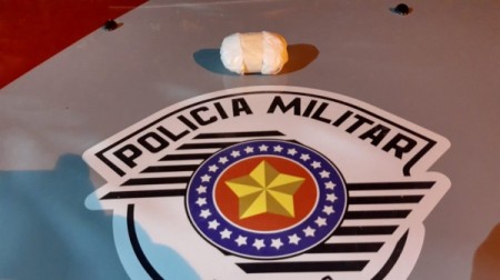 Homem é preso pela PM por tráfico de drogas após ser flagrado com cocaína em Adamantina 