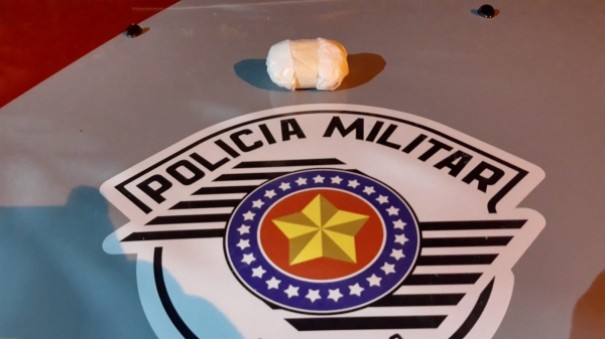 Homem � preso pela PM por tr�fico de drogas ap�s ser flagrado com coca�na em Adamantina 