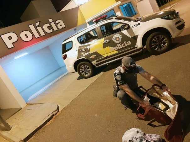 Mulher � presa em flagrante com coca�na escondida em fundo falso de mala