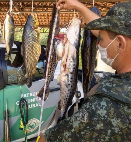 Homens são multados em quase R$ 4 mil pela Polícia Ambiental por pesca irregular