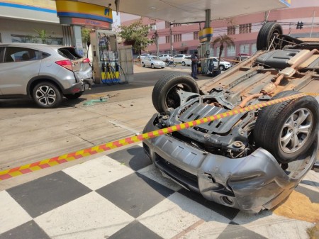 Frentista fica preso embaixo de veículo após mulher capotar carro em posto de combustíveis em Presidente Prudente