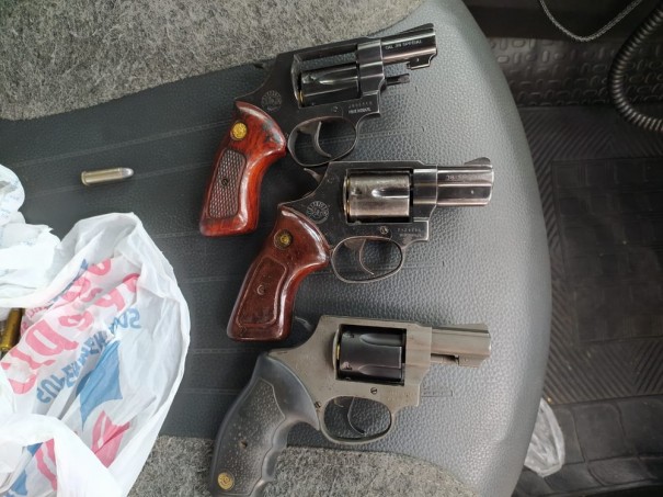 Ap�s fiscaliza��o em ve�culo, Pol�cia Rodovi�ria apreende tr�s armas de fogo e muni��es escondidas em malas