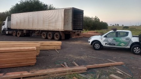 PM Ambiental flagra transporte e depósito irregular de madeira e aplica mais de R$ 27 mil em multa