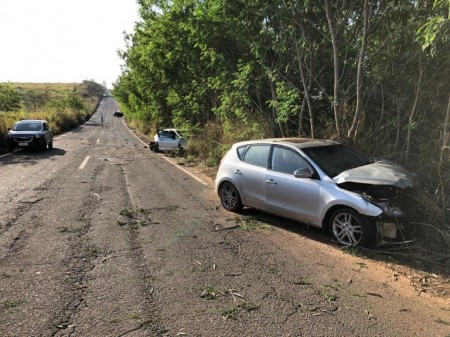 Acidente de trânsito envolve três veículos e provoca duas mortes