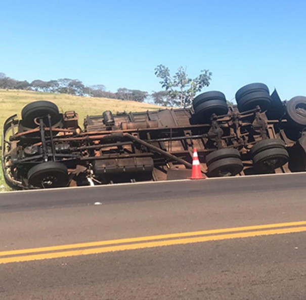 Caminh�o carregado com caixas de papel�o tomba na SP-294 em Fl�rida Paulista