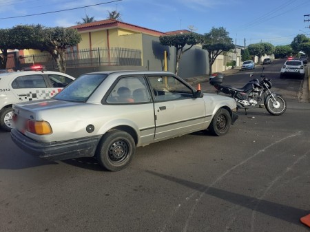 Acidente entre carro e moto deixa mulher ferida em Osvaldo Cruz