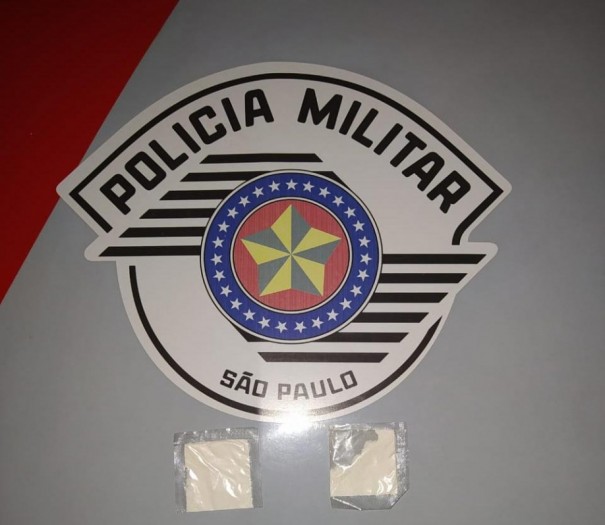 Ap�s surpreender usu�rio com coca�na, PM conduz outro rapaz para averigua��o de tr�fico de drogas, em OC