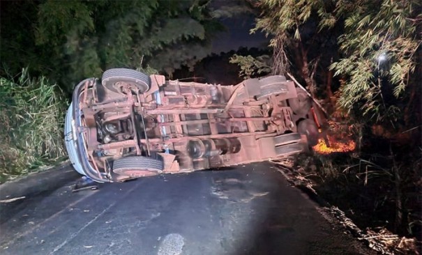 Caminh�o tomba e interdita vicinal que liga Tup� a Quat�