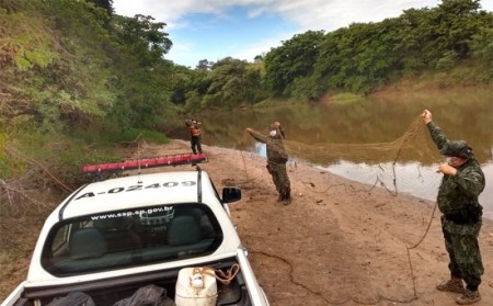 Polícia Ambiental de Tupã apreende rede arrastão as margens do Rio do Peixe