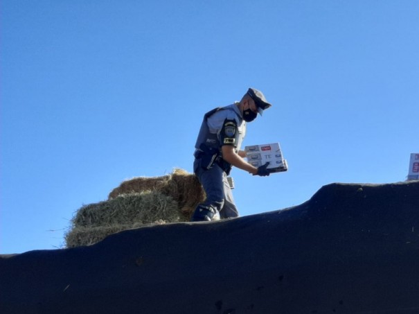 Fiscaliza��o apreende cigarros contrabandeados do Paraguai que estavam escondidos embaixo de carga de feno em caminh�o