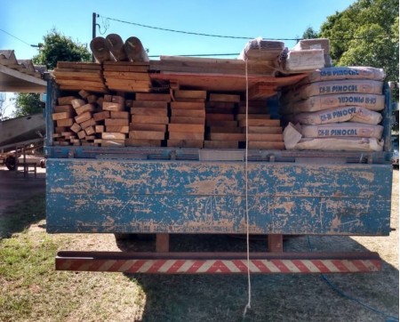 Carga de madeira nativa sem nota fiscal é apreendida em Rosana