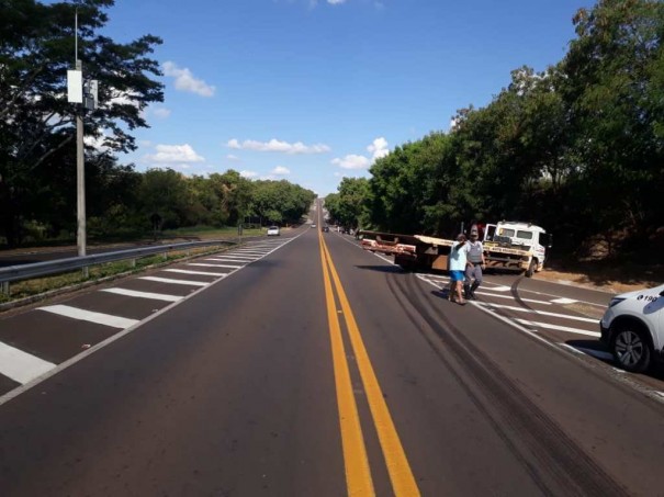Acidente entre carro e caminh�o deixa feridos na SP-294