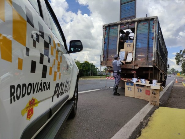 Ao se deparar com fiscaliza��o, motorista abandona caminh�o boiadeiro com 75 mil ma�os de cigarros contrabandeados do Paraguai
