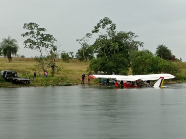 Avi�o que estava submerso � retirado do Rio Paran� dois dias ap�s acidente a�reo em Presidente Epit�cio