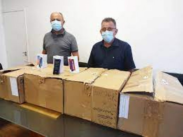 Administra��o municipal ir� ceder celular para alunos da rede municipal de ensino em Fl�rida Paulista