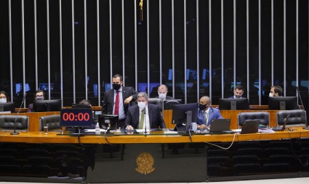 Câmara aprova projeto de lei que torna escolas serviços essenciais