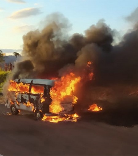 Kombi pega fogo na SP-294