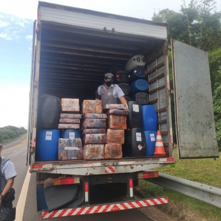 Fiscalização encontra mais de 4 toneladas de maconha escondidas em meio a galões plásticos em caminhão-baú