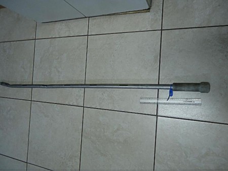 Rapaz é preso por tentativa de homicídio após usar um cano de aço para bater na cabeça de colega de trabalho dentro de usina