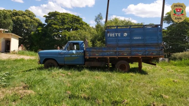 Pol�cia apreende caminh�o que perdeu pe�as em estrada rural ap�s furto de gado em Martin�polis