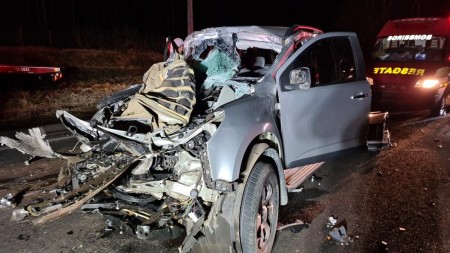 Homem morre após bater caminhonete na traseira de caminhão na Rodovia Raposo Tavares