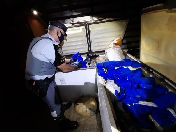 Homem � preso ap�s fiscaliza��o em caminh�o-ba� encontrar 590 kg de maconha em freezers