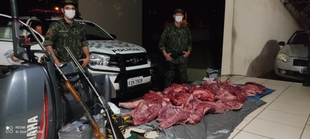 Dupla � autuada em R$ 137 mil e presa ap�s ser surpreendida com armas e quase 140 quilos de carne de capivara