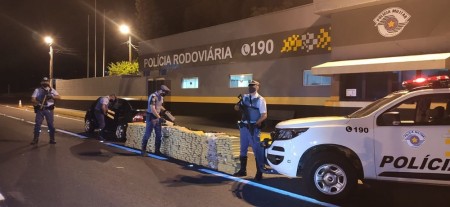 Fiscalização localiza meia tonelada de maconha em porta-malas e banco traseiro de veículo