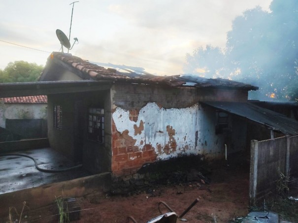 Inc�ndio destr�i 70% de resid�ncia em Mari�polis