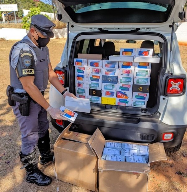 Motorista fica nervoso durante abordagem e policiais localizam celulares e tablets sem nota fiscal
