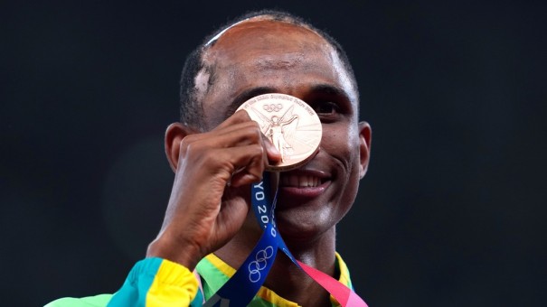 Alison dos Santos conquista bronze nos 400m com barreiras nas Olimp�adas de T�quio