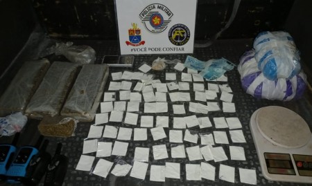 Força Tática apreende droga e prende dois irmãos por tráfico de drogas em Osvaldo Cruz