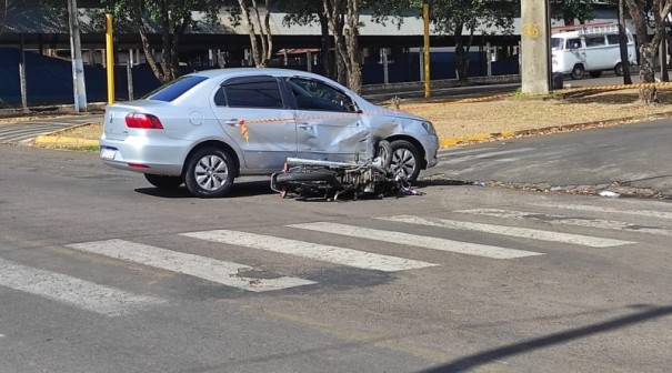 Acidente entre carro e moto deixa duas pessoas feridas, em Osvaldo Cruz