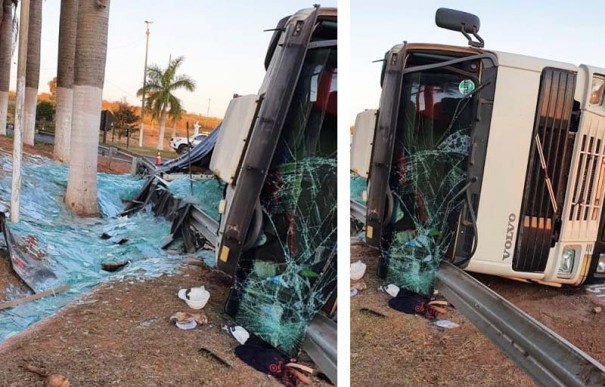 Carga de vidro � destru�da em tombamento de caminh�o no trevo da SP-294
