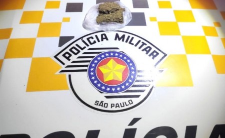 Polícia Rodoviária flagra passageiro de ônibus com porção de maconha
