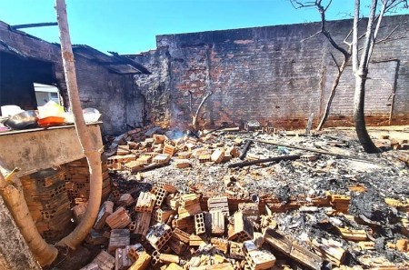 Residência é destruída por incêndio em Tupã