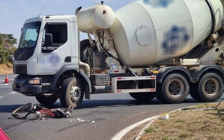 Ciclista sofre ferimentos graves em acidente em trevo de Tupã