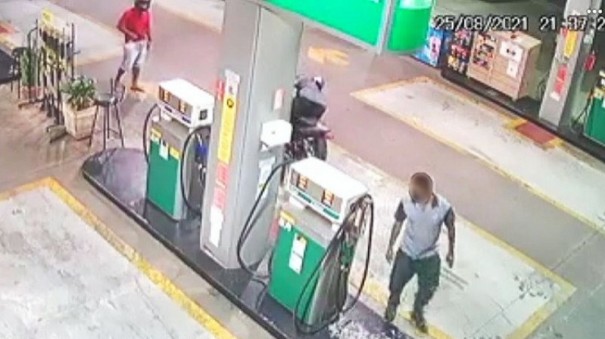 Dupla em moto rende frentista de posto e pratica assalto em Tup�