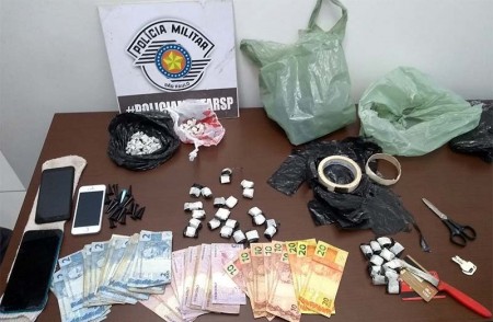 PM de Tupã prende dupla e apreende dezenas de porções de maconha e cocaína